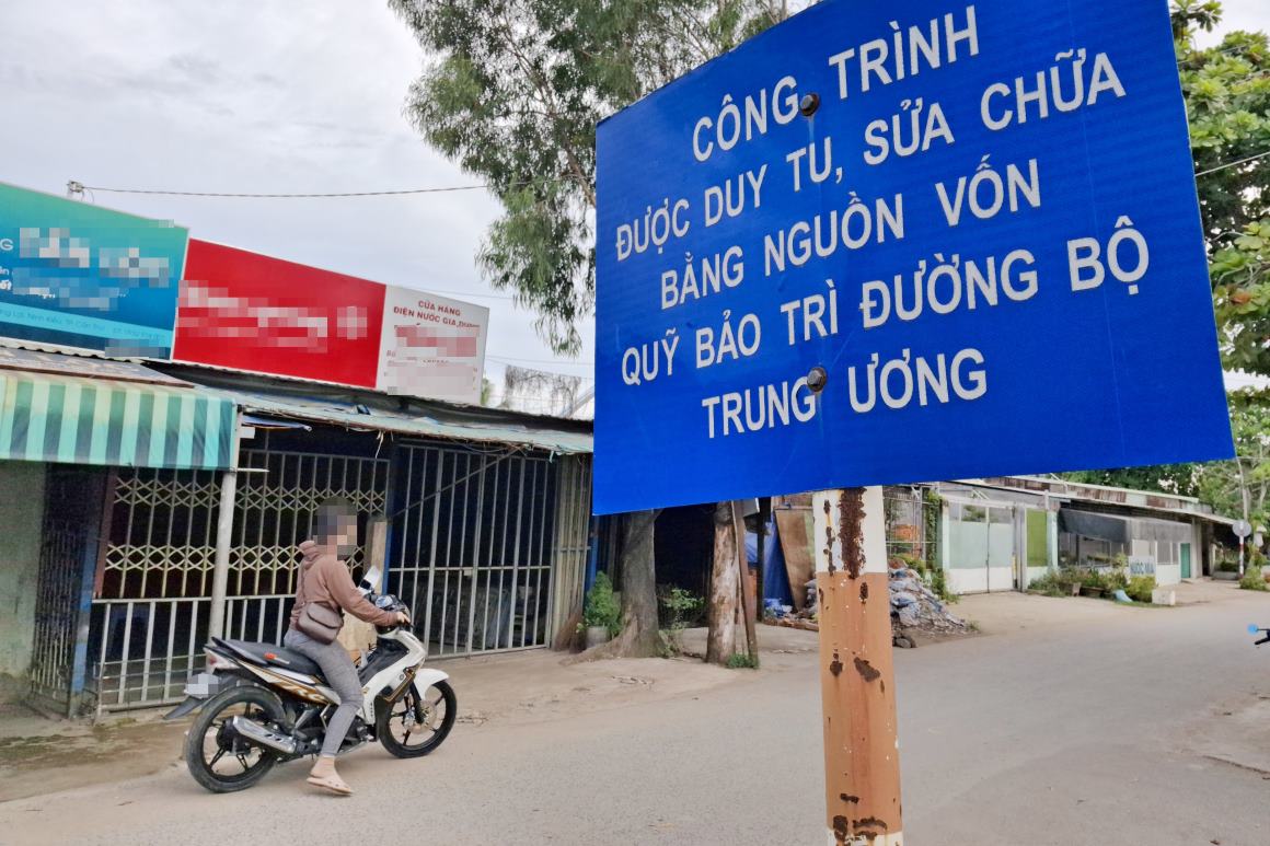 Thường xuyên đi làm trên tuyến đường này, chị Thơ (25 tuổi, tỉnh Cà Mau) - cho biết, đây là con đường đầy những đau thương bởi trong tình trạng nhầy nhụa mỗi khi trời mưa, bụi trong ngày nắng.