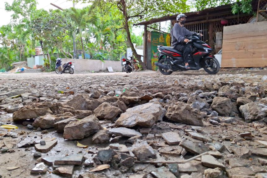 Còn anh Nguyễn Tuấn Anh (32 tuổi) – cho rằng, đi qua đoạn đường này phải là những ai tay lái cứng mới dám phóng qua nhanh. Nhiều xe máy đi qua mà tông trúng ổ gà là tay lái loạng choạng dễ đổ xe. Nhất là vào những ngày mưa.