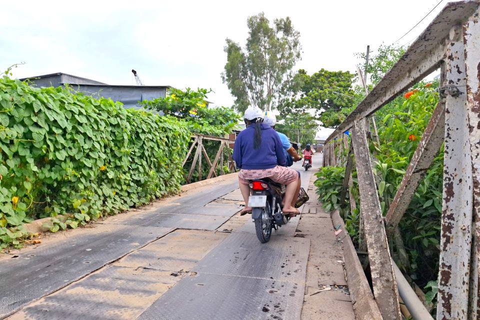 Phà qua sông Hậu. Ảnh: Tạ Quang