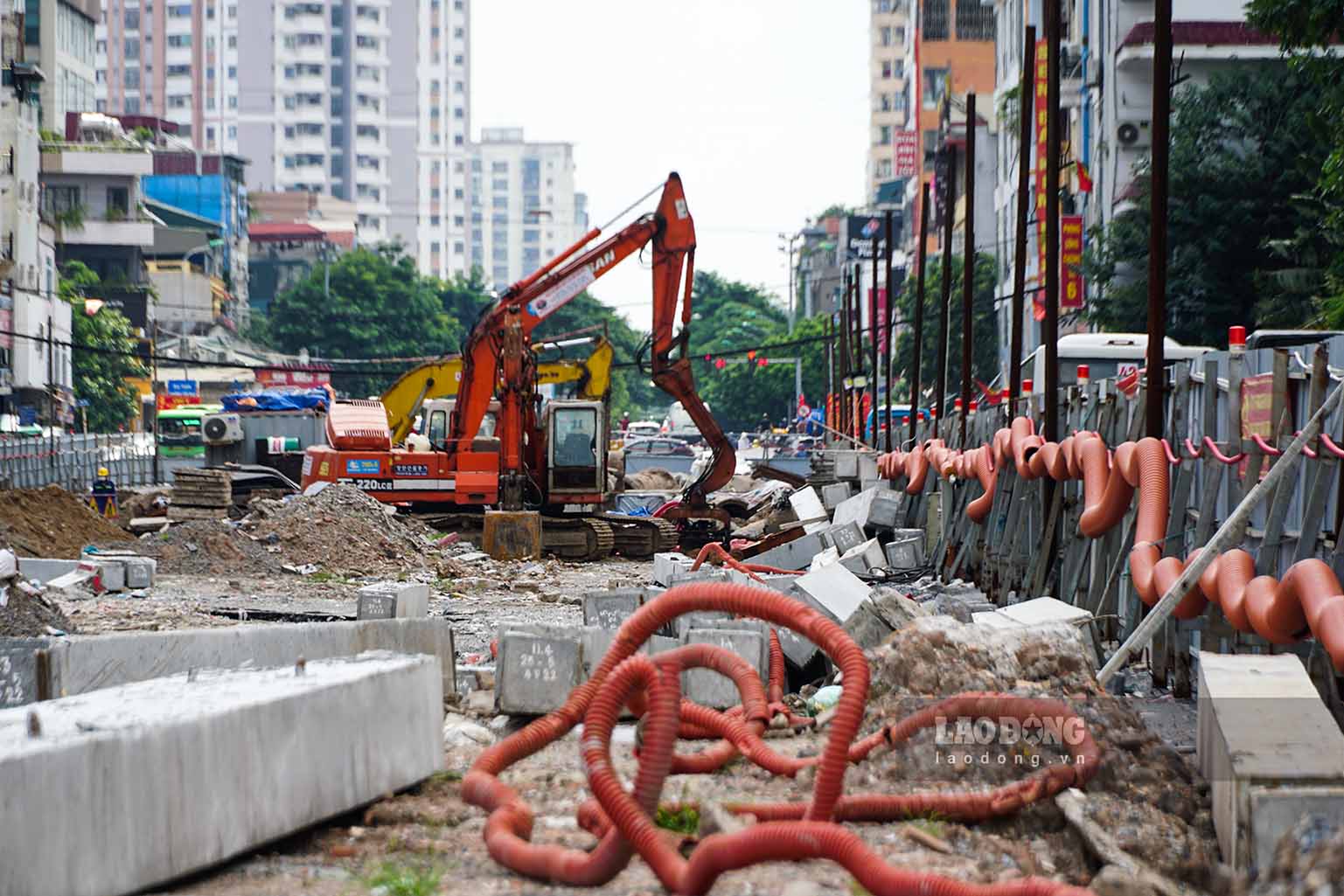 Ngày 13.7, theo ghi nhận của Lao Động, tại khu vực đường Kim Đồng và giáp mặt đường Giải Phóng, công trường dự án có hàng chục công nhân đang khẩn trương làm việc.