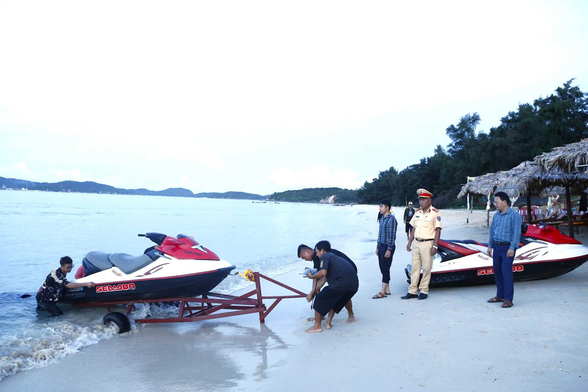 Đoàn kiểm tra yêu cầu các chủ phương tiện đưa phương tiện về trụ sở Công an huyện phối hợp xử lý theo quy định. Ảnh: Cổng TTĐT Cô Tô