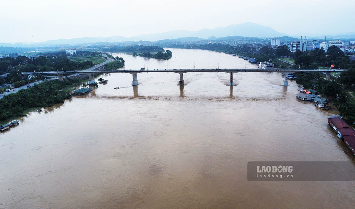 Gần 1 tháng nay, sông Lô đoạn chảy qua tỉnh Tuyên Quang mực nước lên cao do mưa lớn trên thượng nguồn kết hợp các thủy điện xả lũ. Tình trạng này trái ngược với cùng thời điểm năm 2023 khi mực nước sông Lô xuống thấp kỷ lục, nhiều đoạn cạn trơ đáy.