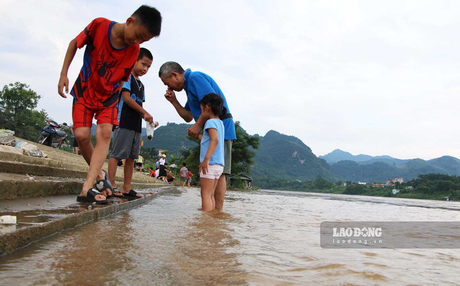 Đã rất nhiều năm nay người dân thành phố Tuyên Quang mới chứng kiến mực nước sông Lô lên cao như vậy.