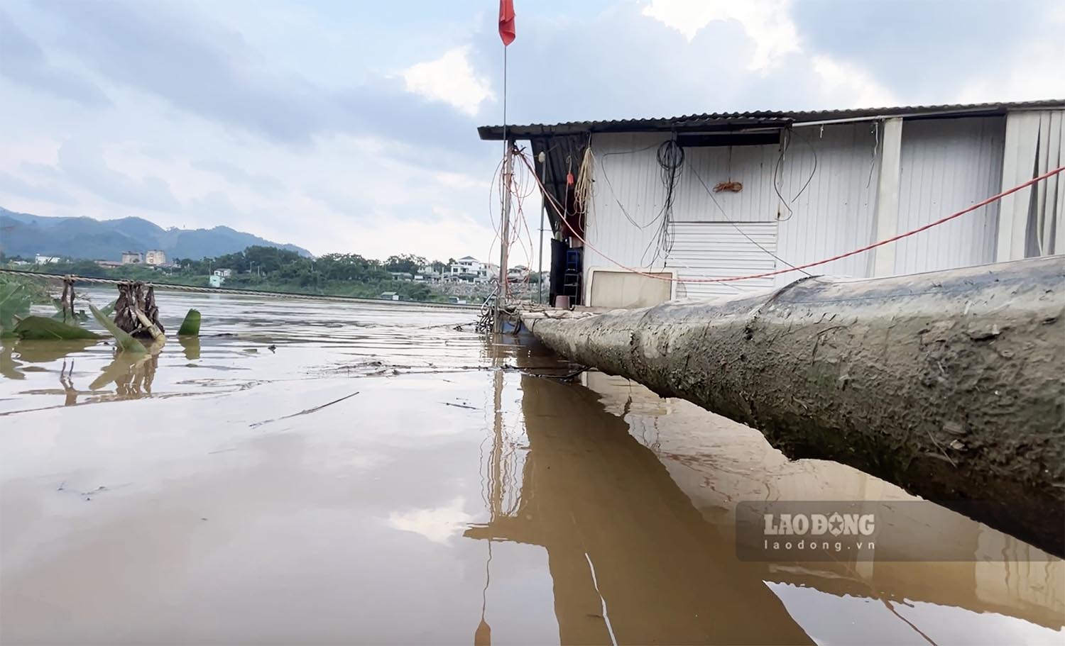 Nước lên nhà cũng nổi lên theo kèm những nỗi lo mất an toàn mùa mưa lũ của cư dân xóm bè.