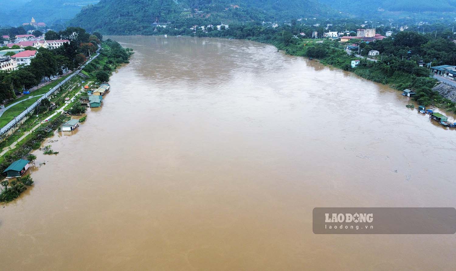 Dòng nước sông Lô đục ngầu cuồn cuộn chảy xuôi về hạ lưu sau mỗi trận mưa lớn.