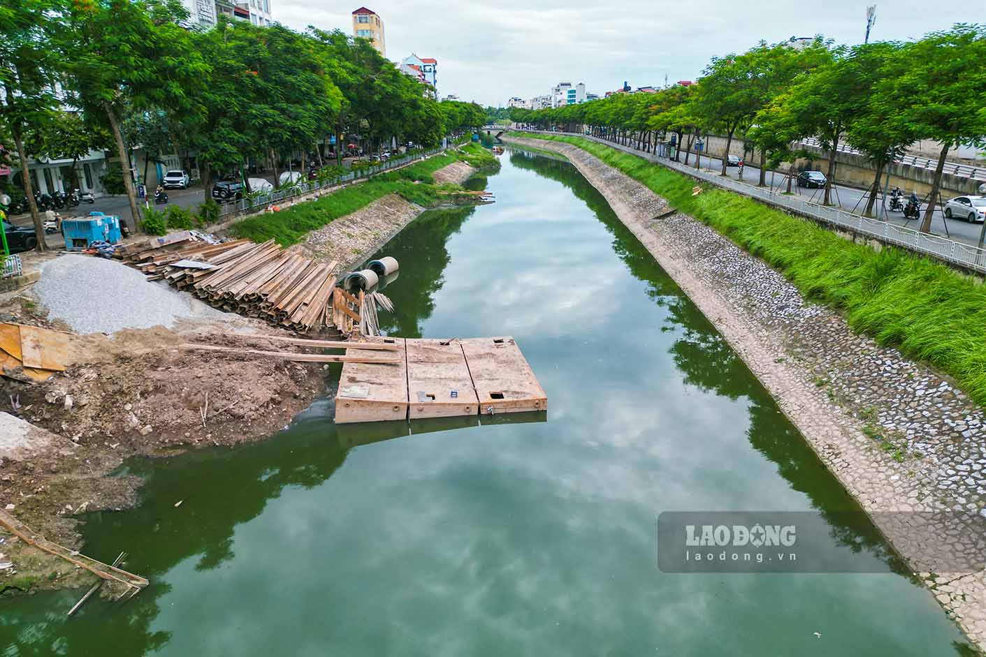 Trước tình trạng này, TP Hà Nội đã nhiều lần tìm các phương án xử lý ô nhiễm trên dòng sông. Tính đến hiện tại, hai bên sông Tô Lịch vẫn đang triển khai thực hiện các công trình thu gom nước thải trong Dự án Nhà máy xử lý nước thải Yên Xá - nhằm thu gom toàn bộ nước thải khu vực dân cư dọc sông để đưa về xử lý tại nhà máy, giảm bớt ô nhiễm cho sông Tô Lịch.