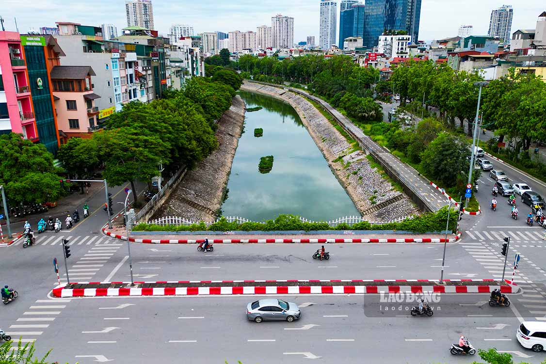 Được biết, trước mùa mưa lũ, Công ty Thoát nước Hà Nội luôn cho xả nước hồ Tây, hạ xuống thấp hơn bình thường để sẵn sàng đón mưa. Trường hợp mưa xuống bất ngờ không kịp xả sẽ rất nguy hiểm.