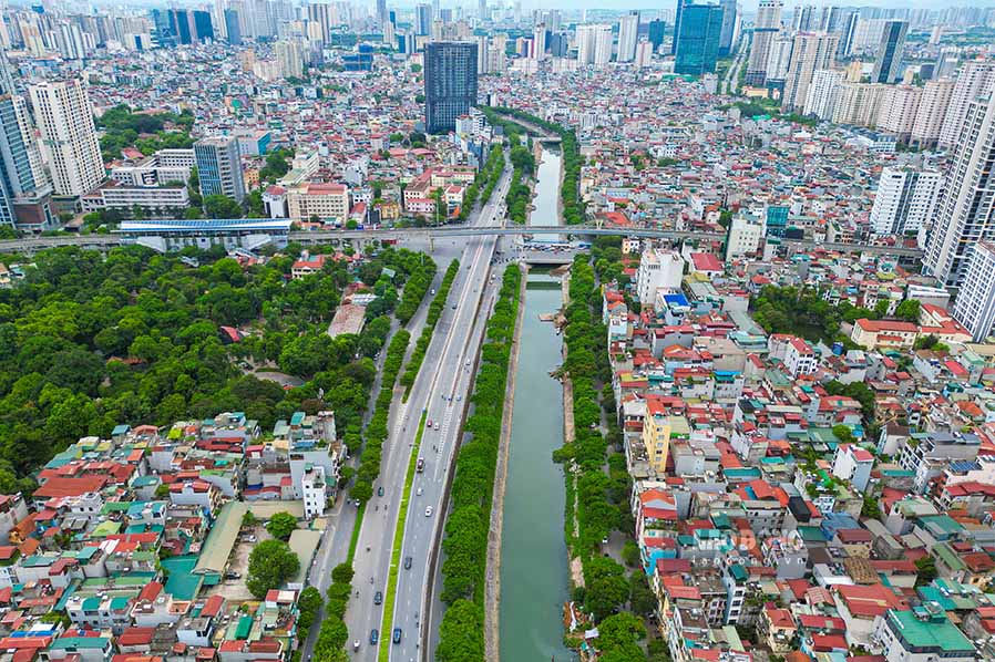 Ngày 1.7, theo ghi nhận của Lao Động, nước sông Tô Lịch thường ngày vốn màu đen và bốc mùi hôi thối, tuy nhiên thời điểm này chuyển màu xanh ngắt.