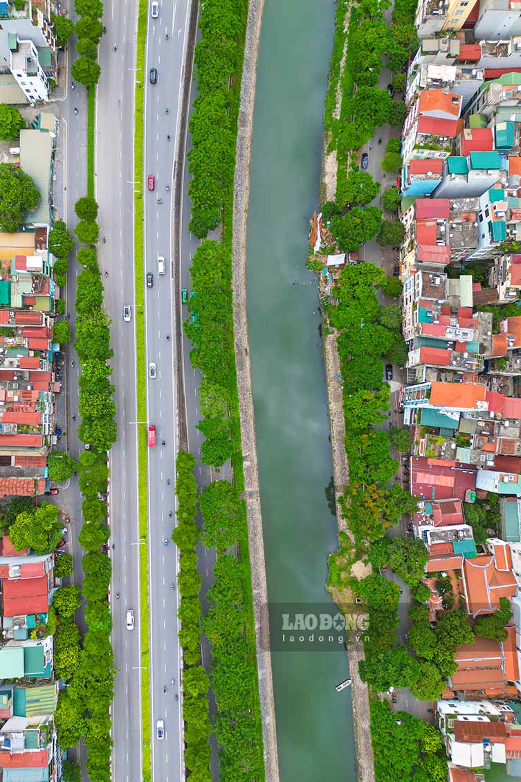 Sông Tô Lịch có tổng chiều dài khoảng 14 km từ hạ lưu cống Hoàng Quốc Việt đến sông Nhuệ, đóng vai trò quan trọng trong việc tiêu thoát nước cũng như cảnh quan cho TP Hà Nội.