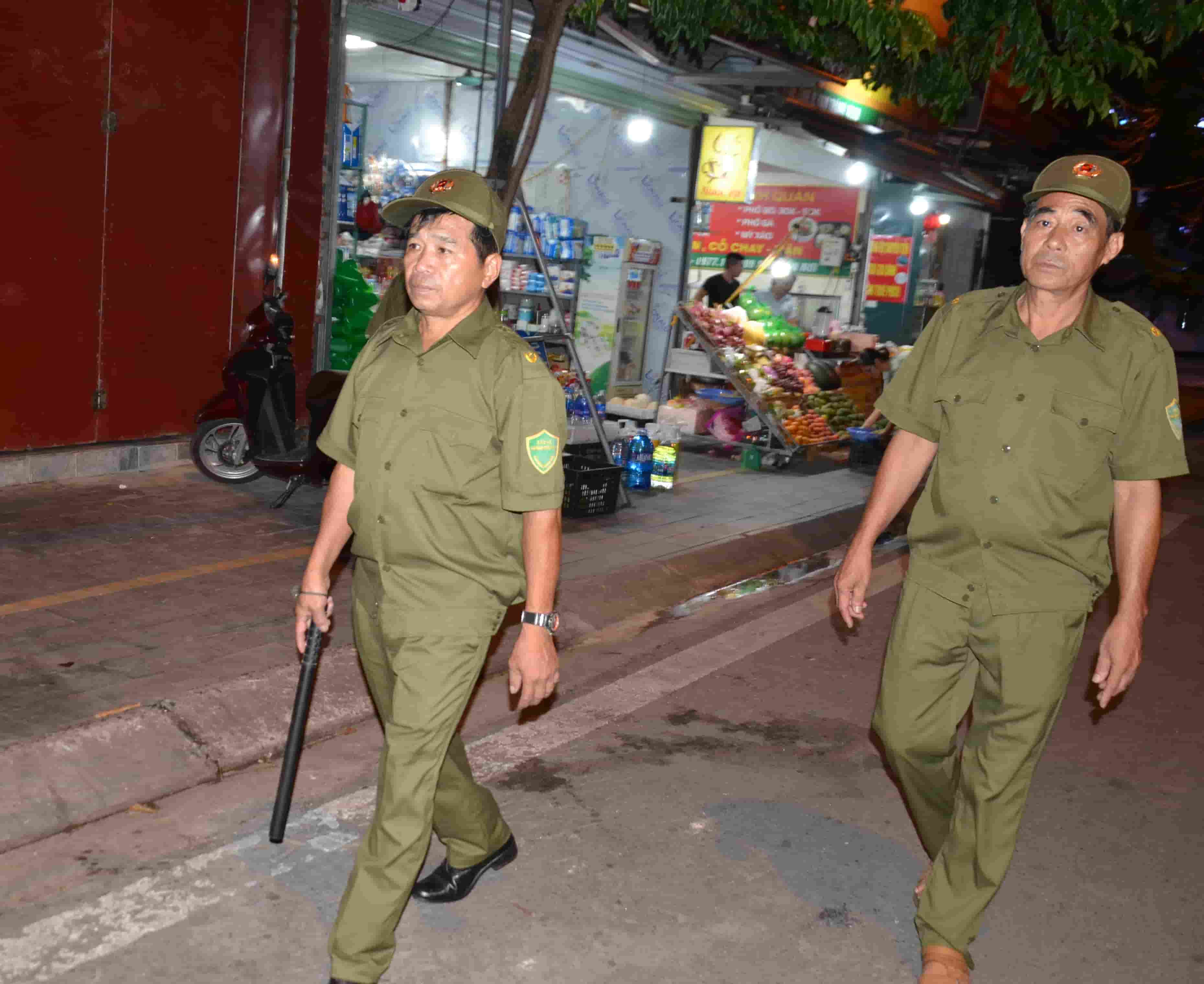 Tối ngày 3.7, PV Báo Lao Động đã theo chân Tổ bảo vệ phố Phúc Chỉnh 2 (phường Nam Thành, thành phố Ninh Bình) để ghi lại những hình ảnh tuần tra, đảm bảo ANTT trên địa bàn của Tổ bảo vệ. Ảnh: Nguyễn Trường