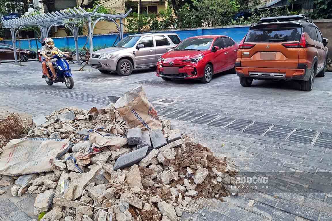 Đường Khuất Duy Tiến (Thanh Xuân) thời gian này đang được chính quyền địa phương chỉnh trang hè phố, trong đó đá lát vỉa hè cũng mới được thay thế. Dù vậy, có nhiều đoạn thậm chí vẫn đang trong quá trình chỉnh trang nhưng đã phải “cõng” cả loạt ôtô.