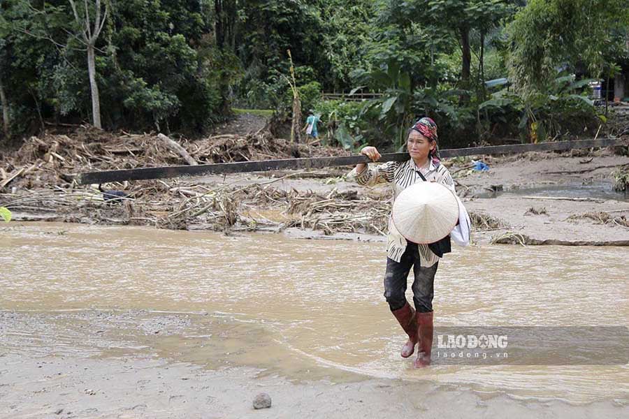 Là một trong những hộ phải di dời đến nơi an toàn, bà Lù Thị Quý – bản Lĩnh nghẹn ngào nói: “Cả đời tích góp giờ đây chỉ còn lại những mảnh vỡ. Không biết bao giờ chúng tôi mới có thể dựng lại nhà cửa. Hiện tôi đang ở tạm cùng gia đình con gái, cuộc sống rất khó khăn”.