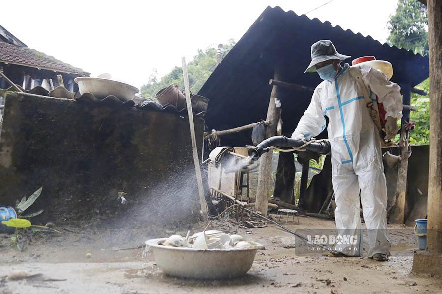 Theo ghi nhận của phóng viên Báo Lao Động, trong những ngày hậu lũ quét, lực lượng y tế đang tích cực xử lý môi trường, phun khử khuẩn phòng chống dịch bệnh. Đặc biệt, việc xử lý nguồn nước bị ô nhiễm sau lũ là một trong những ưu tiên hàng đầu.