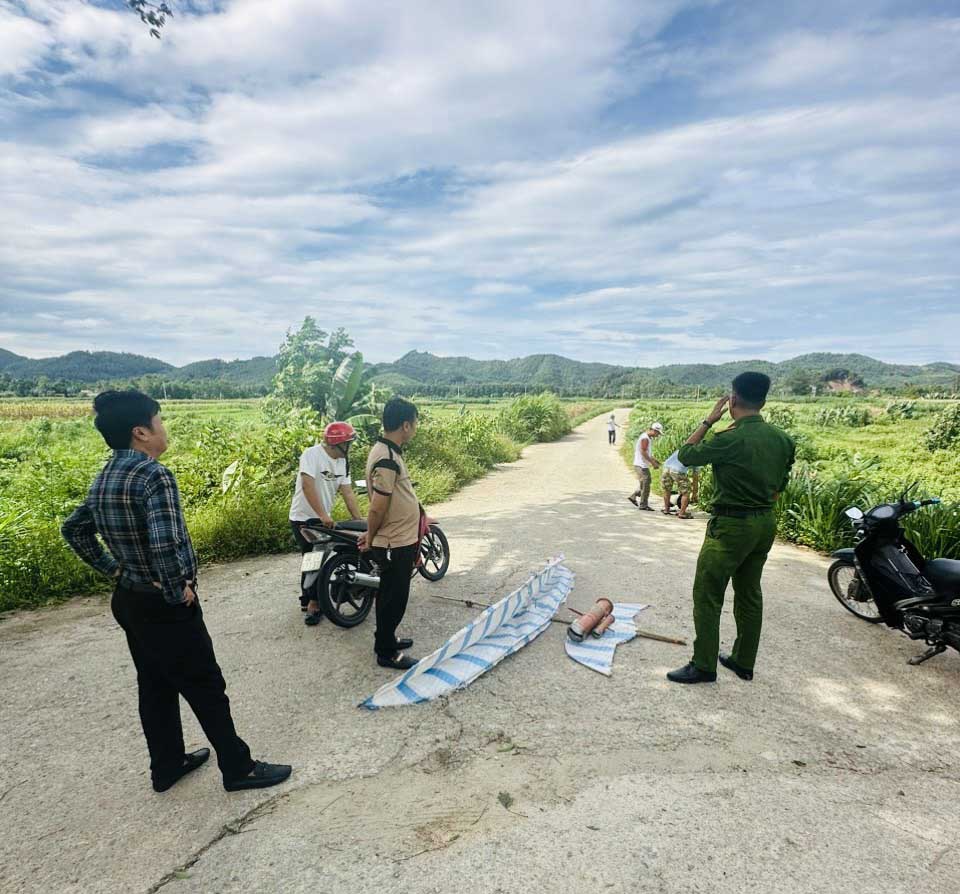 Việc người dân tự ý thả diều gây mất an toàn điện làm cơ quan chức năng phải tập trung xử lý rất vất vả. Ảnh: Sỹ Thông