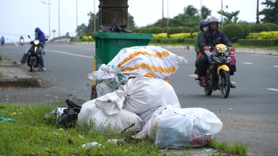 Rõ thấy nhất là dưới chân các trụ biển báo, đèn tại vỉa hè, từng bọc nilon chứa rác thải chất đống, thậm chí rác còn được treo lủng lẳng trên các trụ.