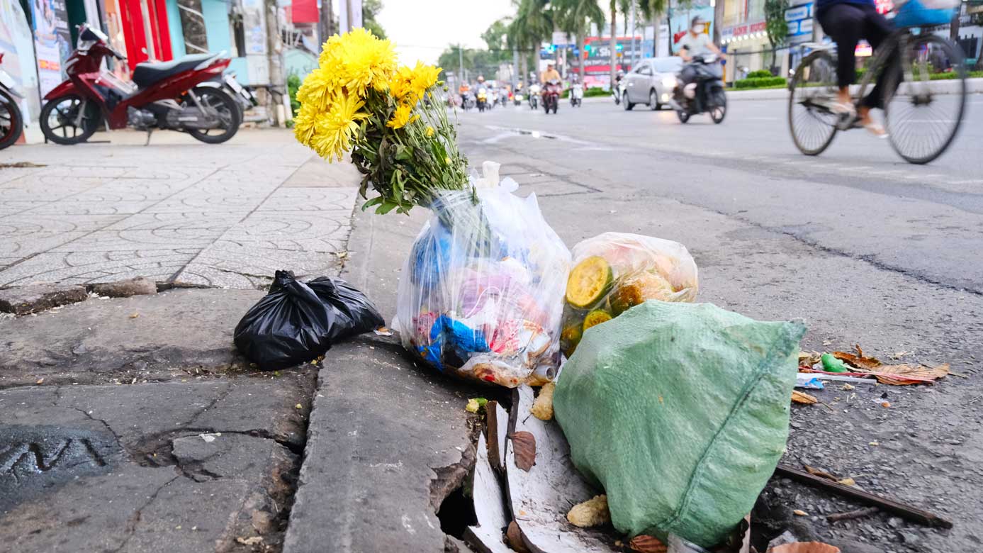 Trước đó, Chủ tịch UBND TP Cần Thơ Trần Việt Trường yêu cầu giám đốc các sở, ngành, Chủ tịch UBND quận, huyện và thủ trưởng các đơn vị có liên quan tổ chức thực hiện các giải pháp cụ thể, vận động từng hộ dân, doanh nghiệp thực hiện không xả rác ra đường phố, ao, hồ kênh rạch, để rác đúng nơi quy định, thực hiện nếp sống văn minh đô thị.