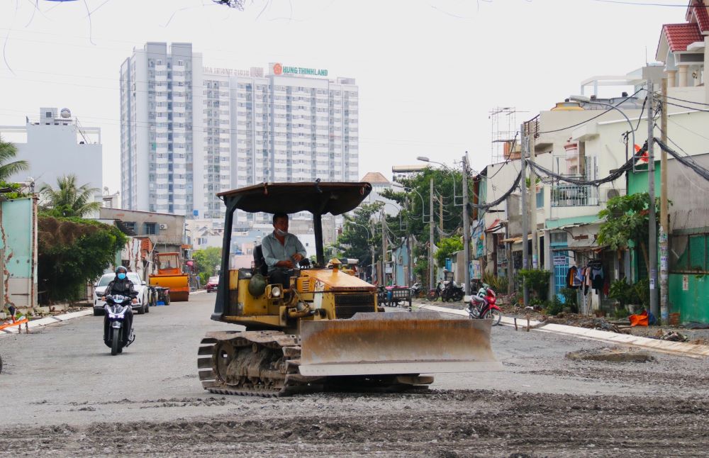 Trao đổi với PLO, đại diện Ban Quản lý dự án Đầu tư Xây dựng khu vực quận Bình Tân (chủ đầu tư) cho biết, để triển khai công trình rạch Bà Tiếng, hiện UBND quận Bình Tân đang triển khai hai dự án.  Cụ thể, dự án Xây lắp do Ban Quản Lý dự án Đầu tư Xây dựng khu vực quận Bình Tân làm chủ đầu tư. Dự án này với quy mô dài 2.600m, xây dựng đường giao thông kết hợp với việc lắp đặt tuyến cống hộp (đoạn từ đường Vành Đai Trong đến đường Hồ Học Lãm) và xây dựng kênh hở, đường giao thông hai bên tuyến rạch (đoạn từ đường Hồ Học Lãm đến rạch Nước Lên).  Dự án với tổng mức đầu tư 880 tỉ đồng, khởi công ngày 19-1-2022. Sau hơn hai năm, dự án đã đạt 75% khối lượng. Các hạng mục như mặt đường, vỉa hè, riêng hạng mục thoát nước cơ bản đạt 90% khối lượng.  Các đơn vị đang khẩn trương thi công, đẩy nhanh tiến độ, đưa dự án về đích vào ngày 30-4-2025.