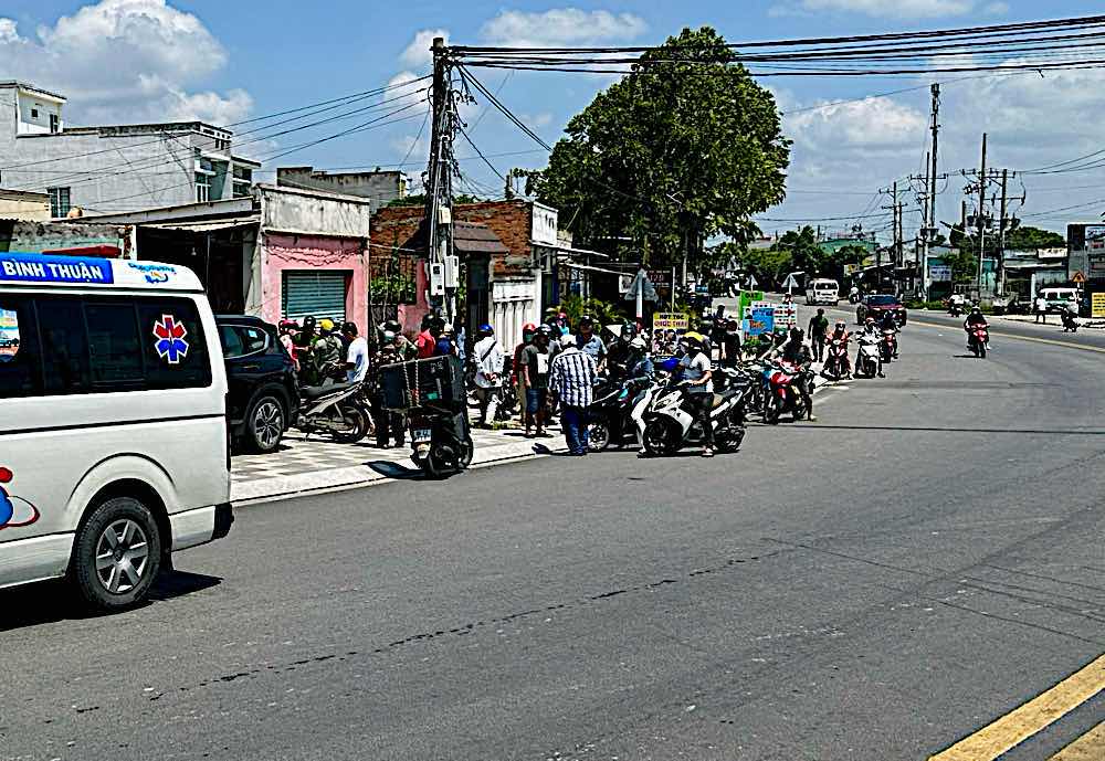 Vị trí nạn nhân được phát hiện tím tái và được xe cứu thương đưa đi cấp cứu nhưng tử vong. Ảnh: Duy Tuấn 