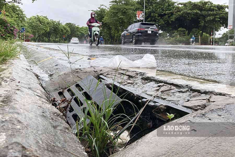 Đi dọc đường Võ Nguyên Giáp hay đường Nguyễn Hữu Thọ rất dễ bắt gặp những chiếc nắp cống bị mất, hố ga hở miệng. Điều này không những tiềm ẩn nguy cơ mất an toàn giao thông mà còn tạo hình ảnh xấu đối với 1 thành phố du lịch.