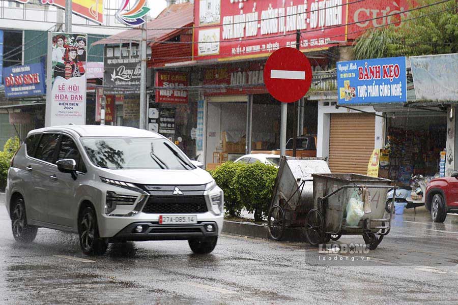 Đường Võ Nguyên Giáp đoạn qua phường Nam Thanh, TP Điện Biên Phủ, các xe chở rác cũng được đặt cả ngày tại giải phân cách gây mất an toàn cho các phương tiện tham gia giao thông.