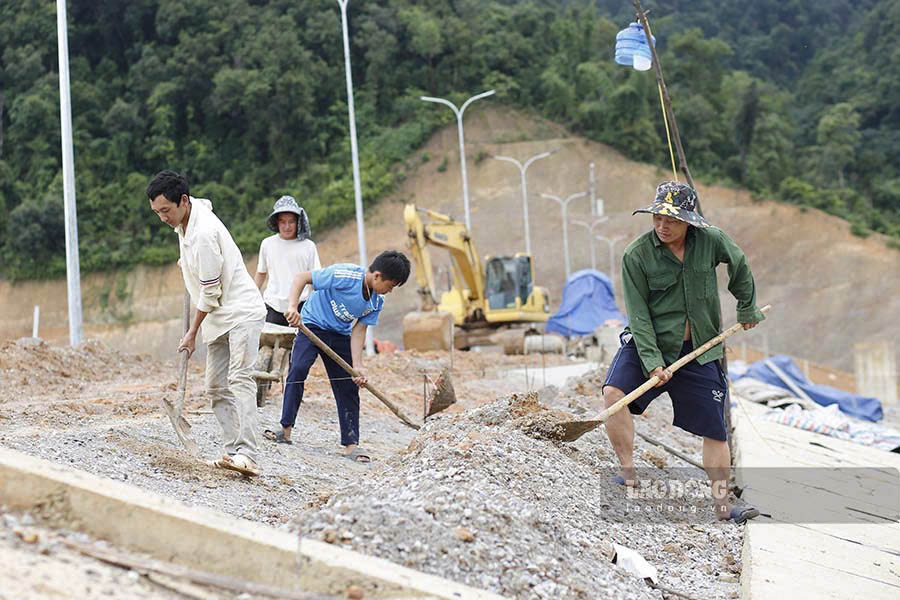 Hiện nay công trình đã cơ bản hoàn thành những hạng mục quan trọng. Mặc du đang là mùa mưa nhưng hàng chục công nhân cùng nhiều máy móc vẫn đang thi công, hoàn thiện những hạng mục cuối cùng, để hoàn thành trước ngày 30.12.2024.