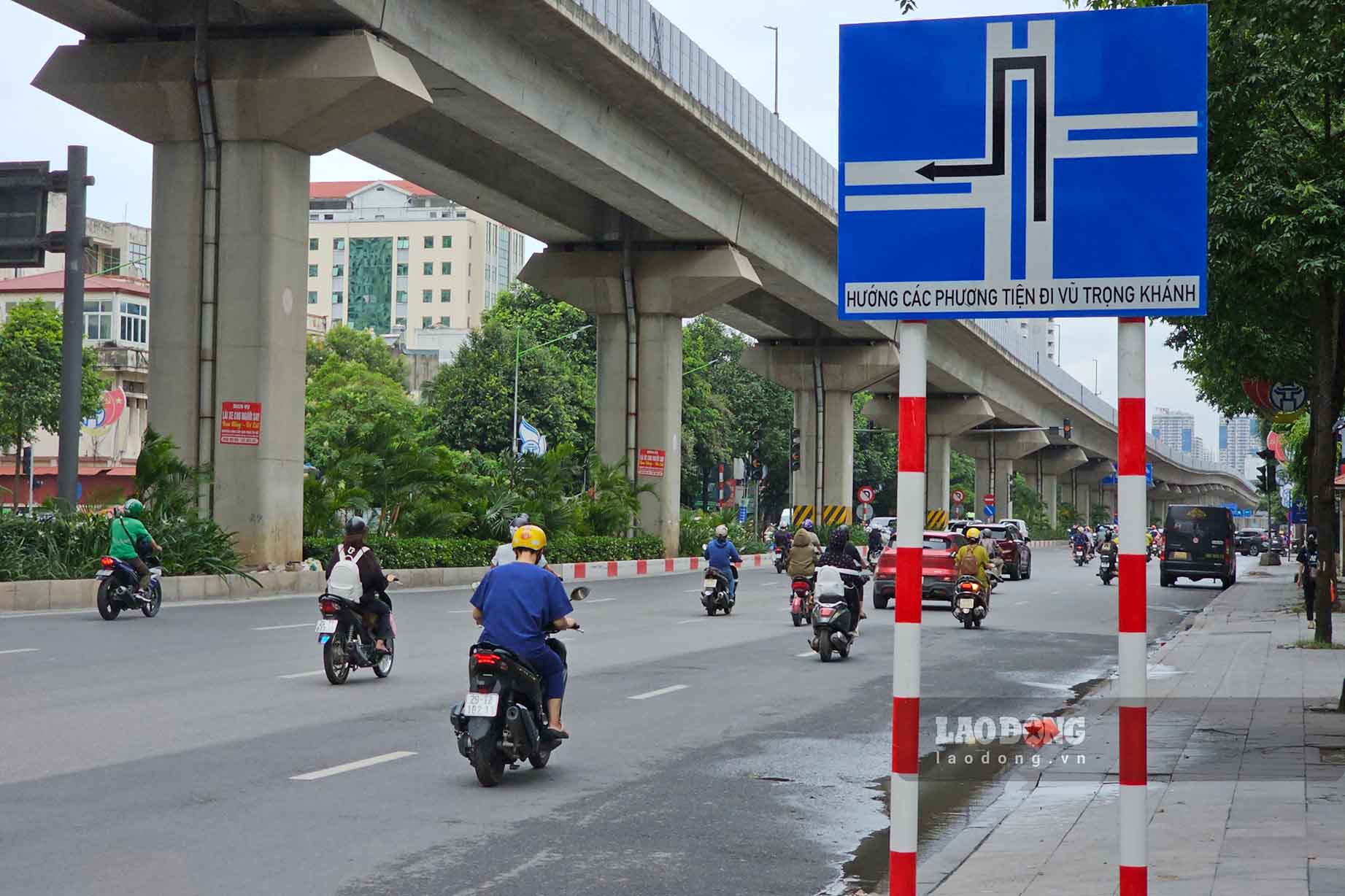 Theo đó, một số đèn tín hiệu giao thông tại nút giao này được tạm dừng hoạt động. Các phương tiện trên đường Trần Phú (hướng đi Nguyễn Trãi) đi đường Vũ Trọng Khánh theo hướng đi thẳng tại ngã tư, quay đầu rẽ trái ở điểm mở dải phân cách giữa tại trụ đường sắt đô thị GR25 – GR26.