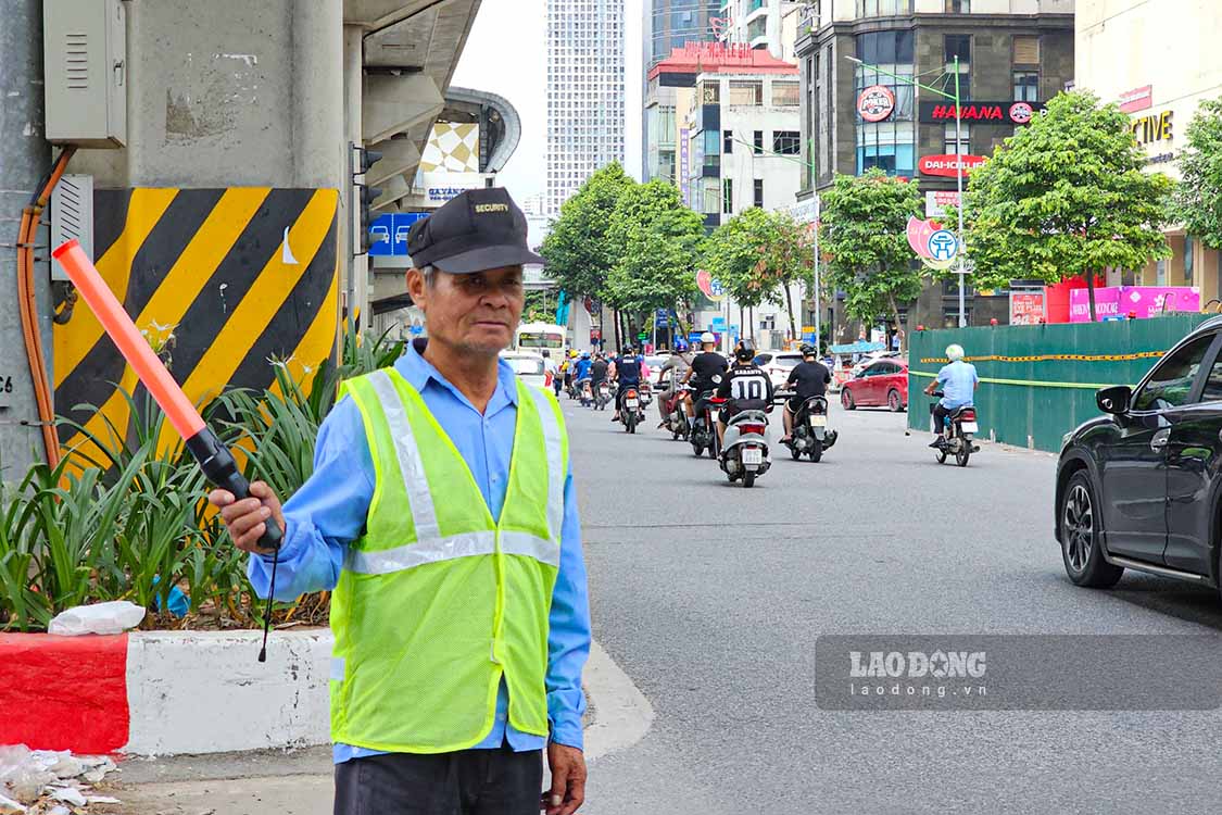 Khu vực này cũng được bố trí người hướng dẫn giao thông để đảm bảo các phương tiện đi đúng phân luồng.