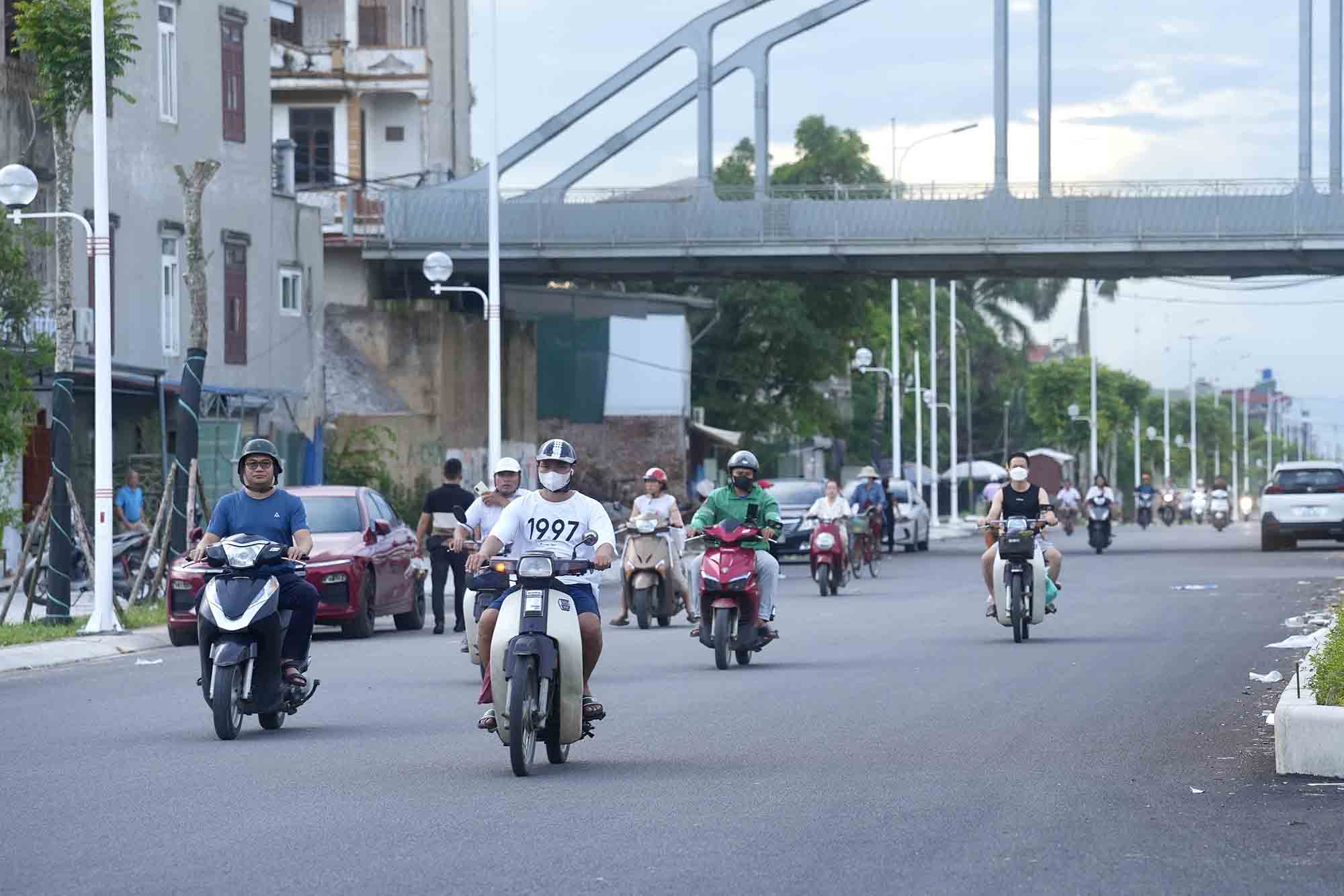 Sau 6 năm triển khai thi công, đoạn tuyến đã cơ bản hoàn thiện các hạng mục chính, người dân đã có thể di chuyển từ nút giao Nguyễn Văn Cừ - Hồng Tiến đến nút giao Ngọc Thụy và ngược lại.